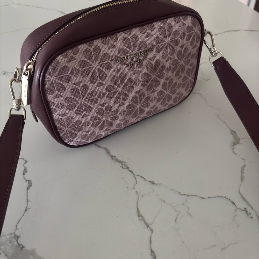 Kate Spade ♠️ Crossbody Bag with Floral DesignFlower
Medium Camera Bag In Pink - Picture 3 of 11